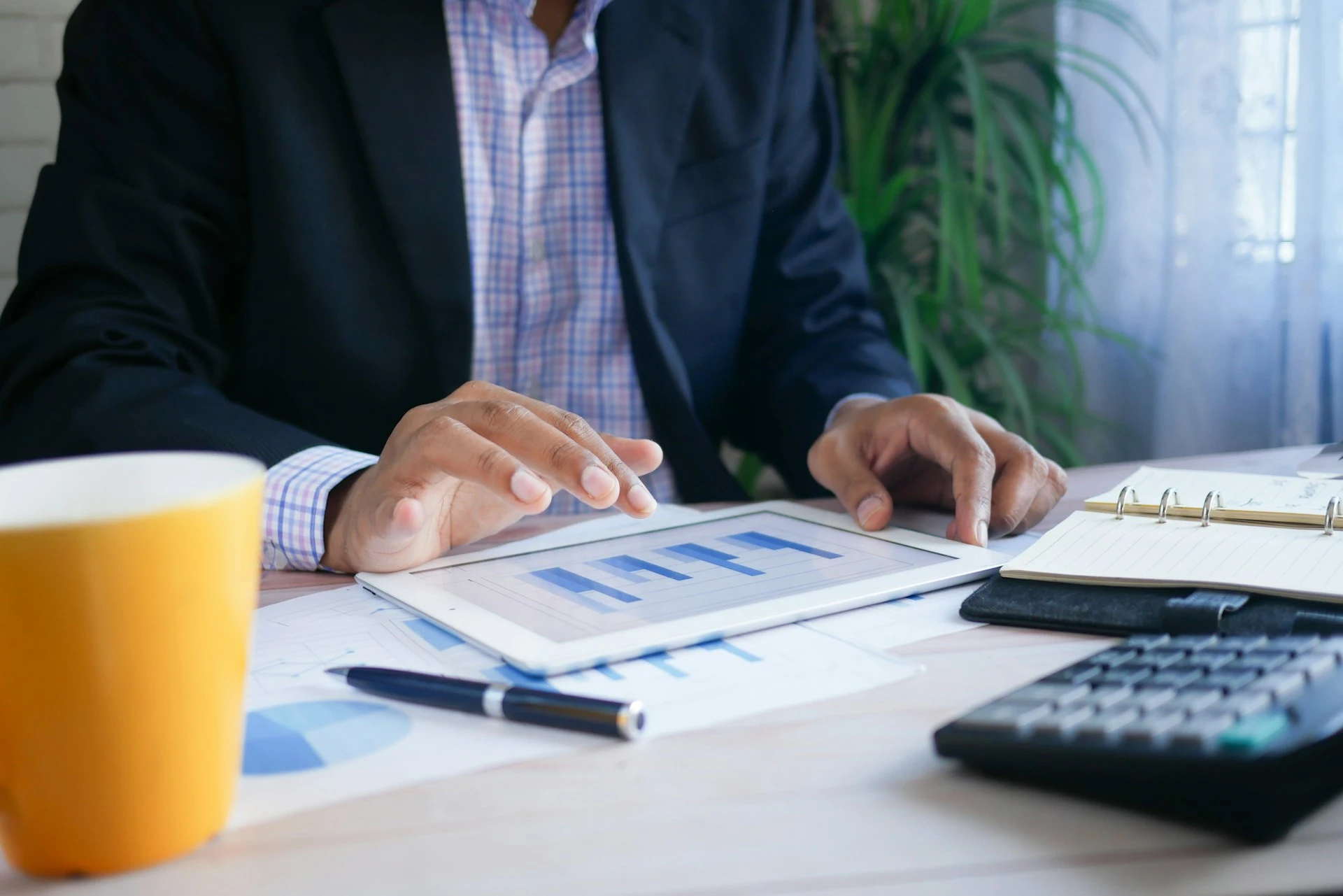 Unternehmer analysiert Finanzdaten auf einem Tablet